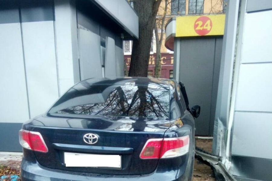 В Калининграде из-за ДТП на перекрестке «Тойота» врезалась в торговую палатку (фото)
