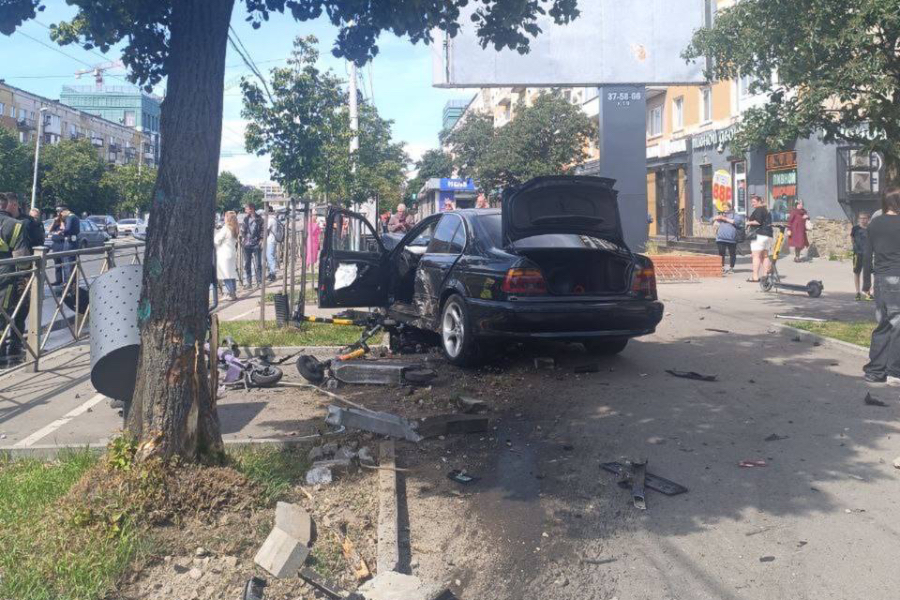 В результате ДТП на Ленинском проспекте автомобиль вылетел на тротуар (фото, видео)