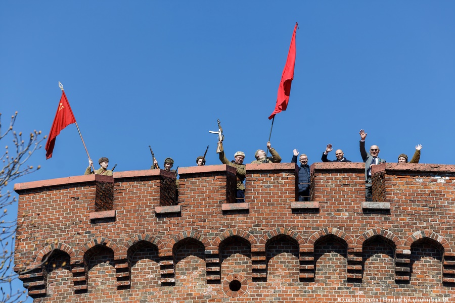 10 апреля: водружение Красного Знамени в День взятия башни Дона