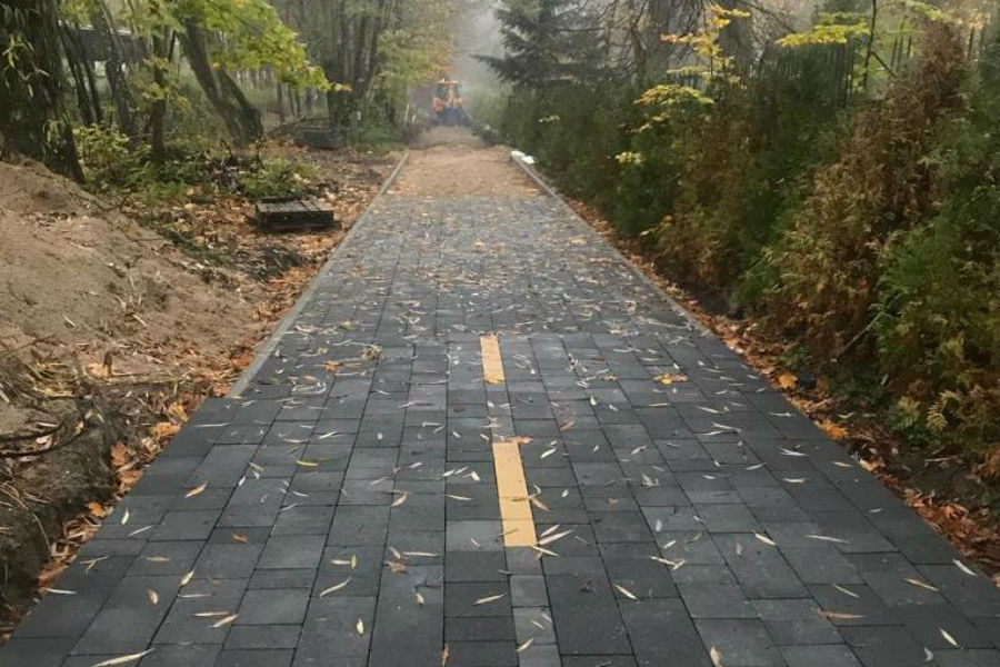 Велодорожку «от косы до косы» укладывают особой плиткой (фото)