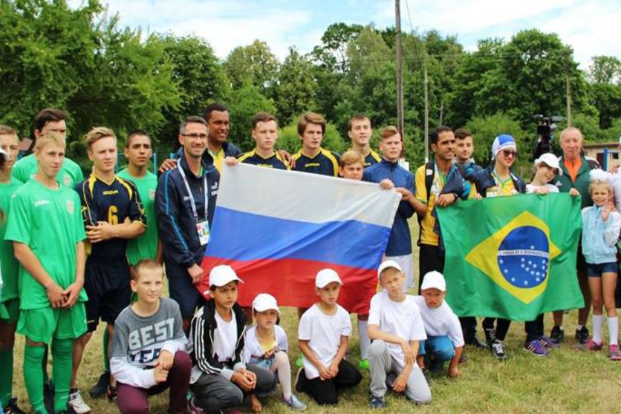 Бразильские футболисты сыграли с сиротами из Черняховска и Гусева (видео)