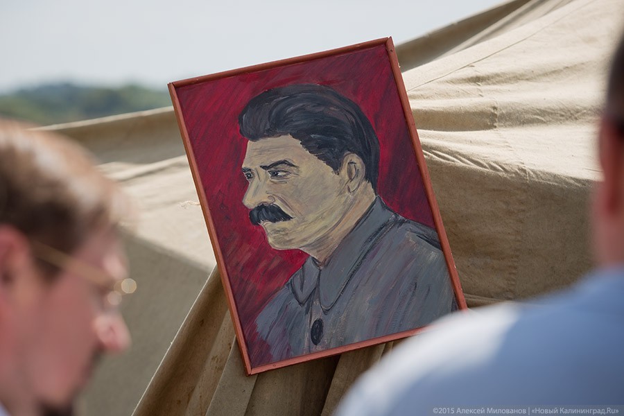 Опрос: в России продолжает расти число граждан, уважающих Сталина