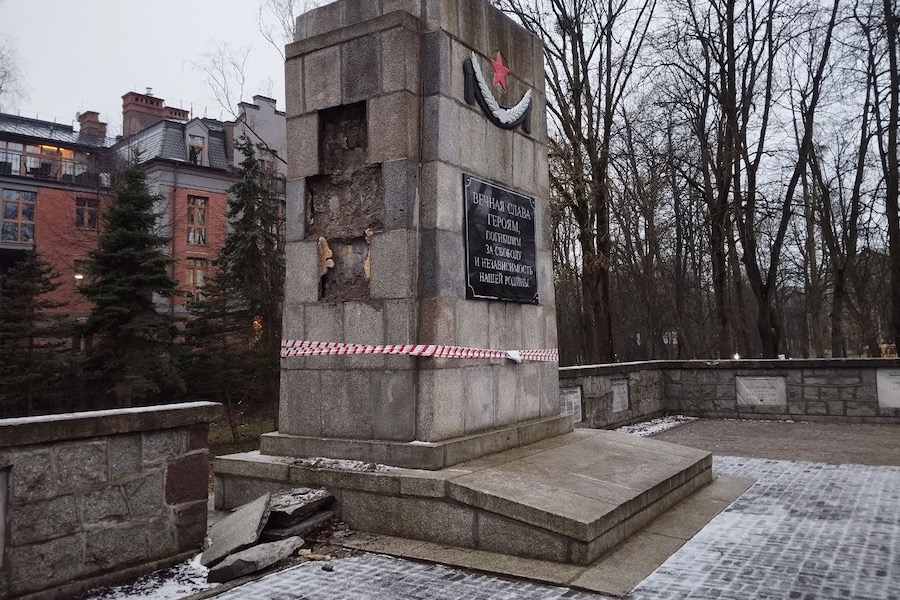 На улице Энгельса обвалилась гранитная облицовка с мемориала советским воинам (фото)