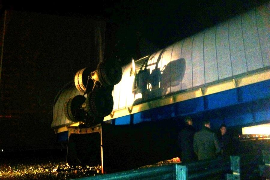 УМВД: надземный переход под Калининградом сбил самосвал с поднятым кузовом (фото)