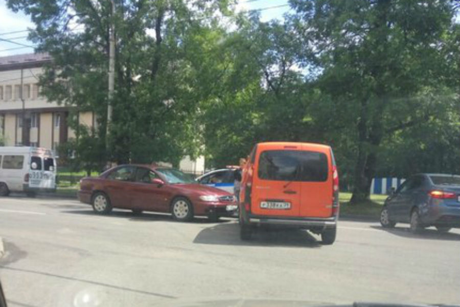  На ул. Горького столкнулись два авто, движение затруднено (фото)