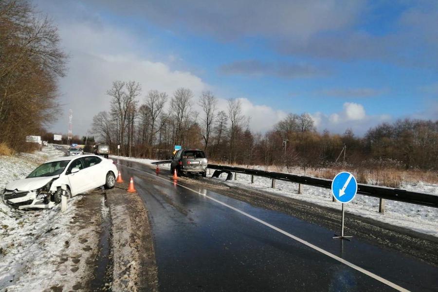На скользкой трассе «Рено» развернуло и вынесло на встречную под «Ситроен» (фото)