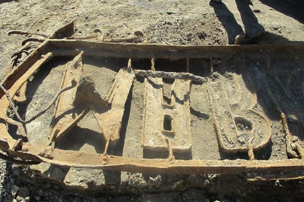 В Калининградском зоопарке при раскопках обнаружена старинная вывеска (фото)