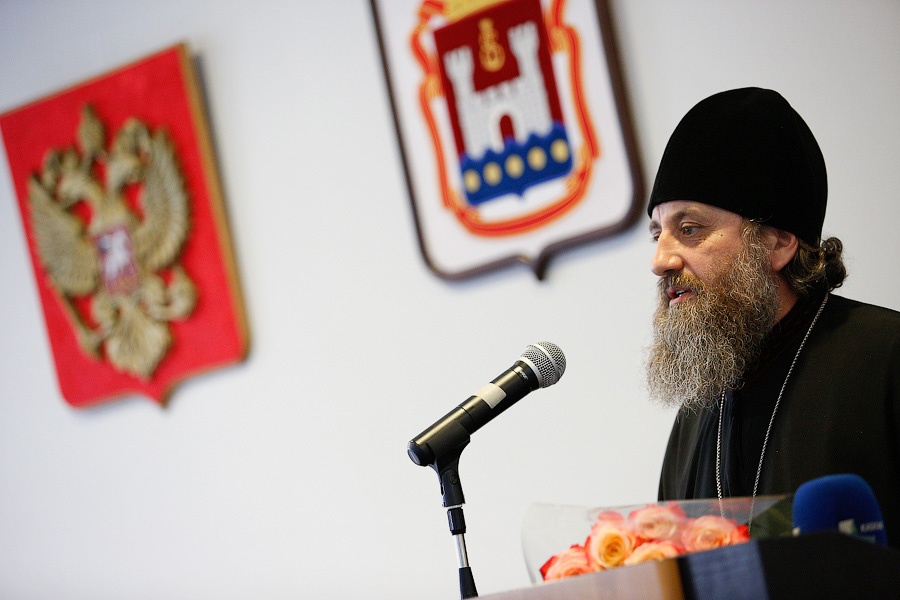 Архиепископ Серафим подарил губернатору Библию и предостерег от нападок журналистов
