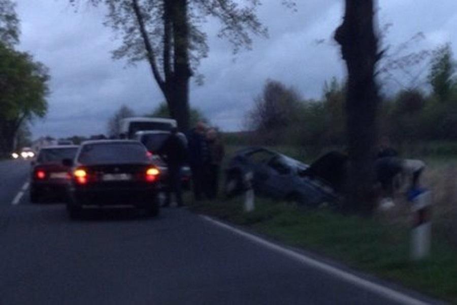 Очевидцы: около Ладушкина автомобиль врезался в дерево, погиб человек (фото)