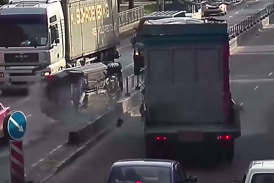 Опубликовано видео с перевернувшимся автомобилем на Моспроспекте