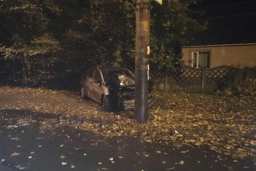 В Калининграде водитель врезался в столб и сбежал, бросив раненого пассажира