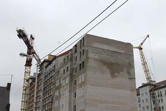На стройке в Калининграде снесло башню крана, погибла крановщица 