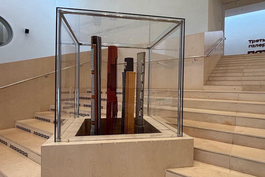 «Сплетенные светом»: в Третьяковке выставили работы из несочетаемых материалов