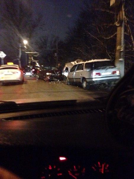 На ул. Емельянова в Калининграде произошла авария, движение затруднено (фото)