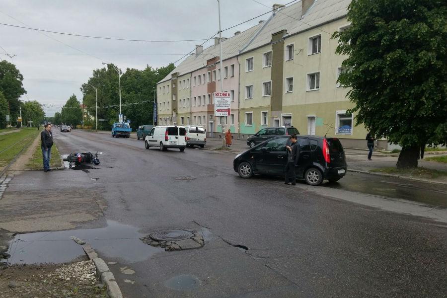 На Аллее Смелых скутерист столкнулся с «Мицубиси» (фото)