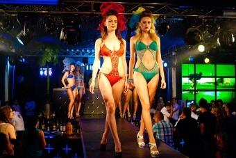 Бикини-пляж: в «Платинуме» прошел показ купальников
