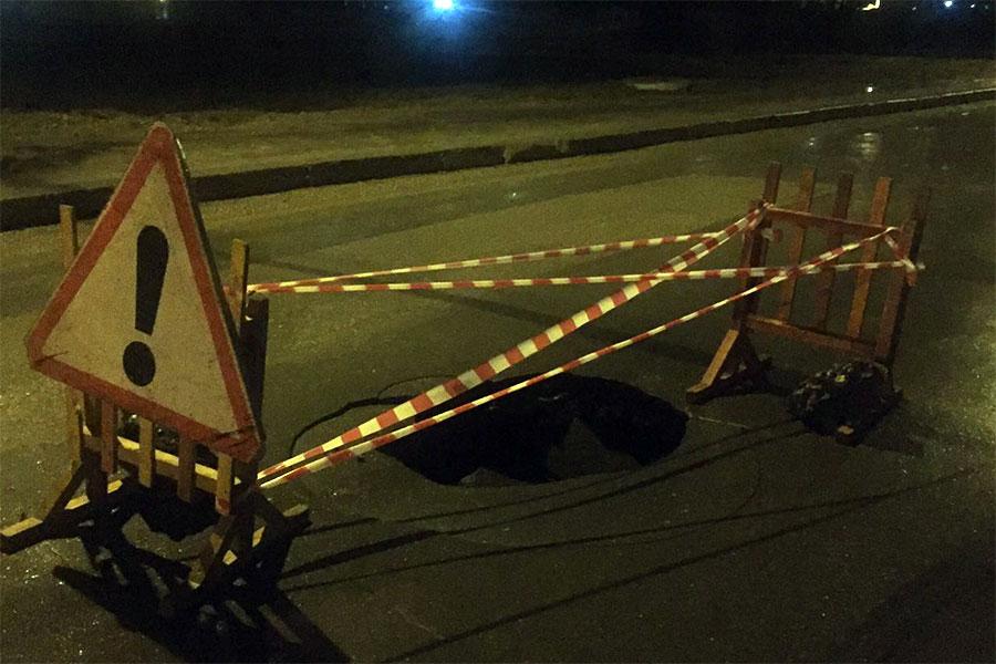 В Калининграде вновь провалилась улица, где возят песок для стадиона к ЧМ-2018 (фото)