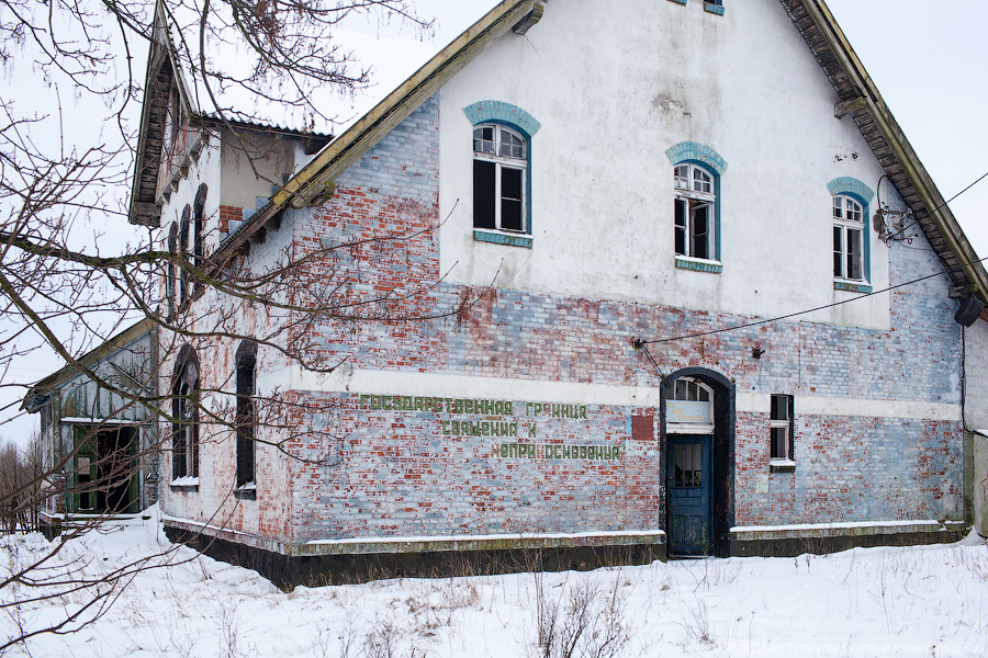 В Мысовке сгорело заброшенное здание погранзаставы (фото)