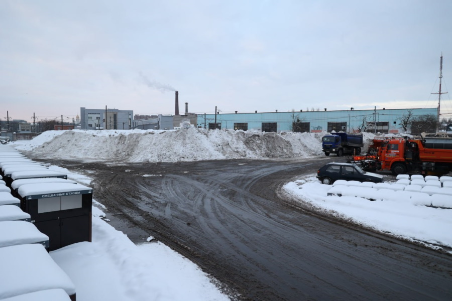 Калининградские коммунальщики отчитались о рекордном объеме убранного с улиц снега (фото)