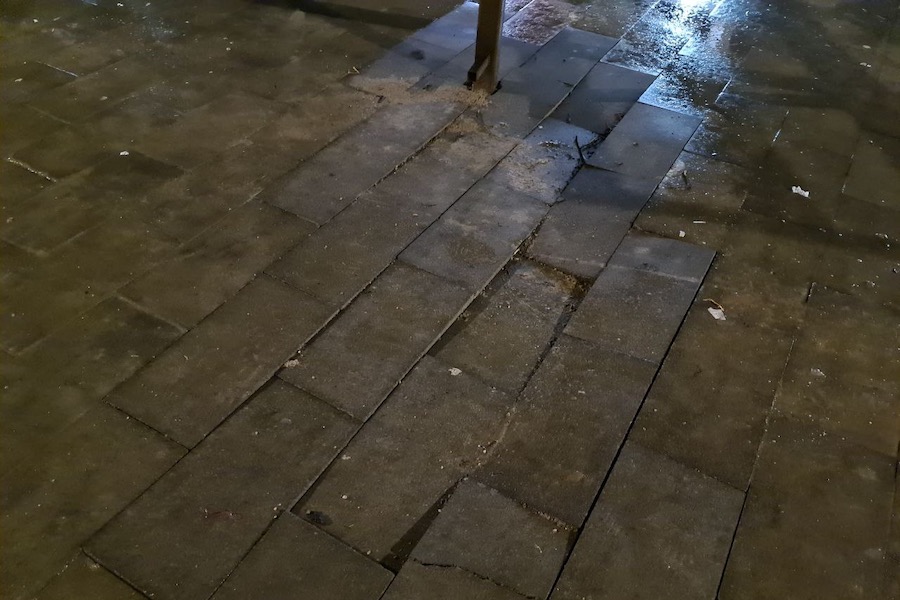 Фонтаны грязи: калининградцы снова пожаловались на ремонт улицы Красной (фото)