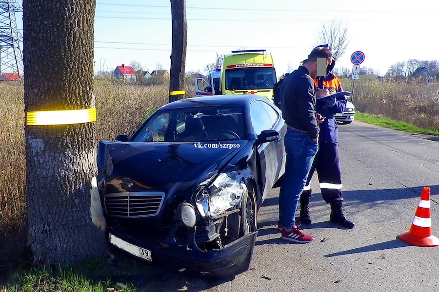 Под Гурьевском «Мерседес» задел «Киа» и врезался в дерево, есть пострадавший (фото)