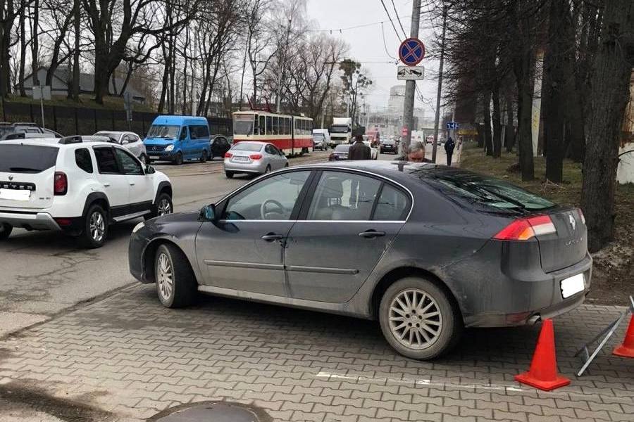 На Дзержинского женщина попала под колеса авто, выезжающего с парковки, ее оштрафовали