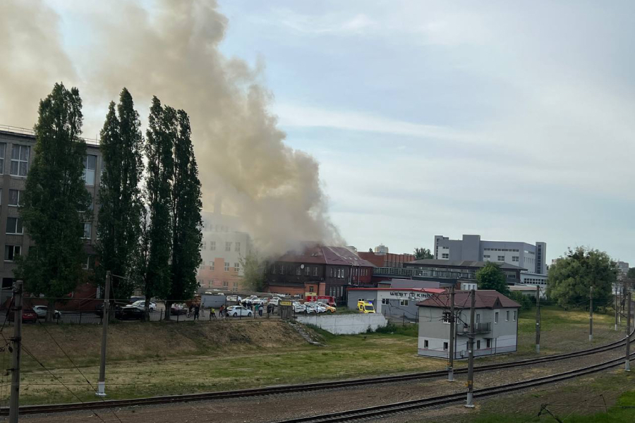 В центре Калининграда произошел пожар, очевидцы сообщают о сильном задымлении (фото)