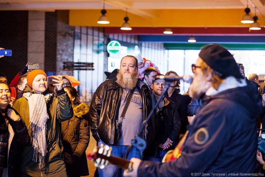 Стучаться в двери травы: Борис Гребенщиков спел для калининградцев на улице