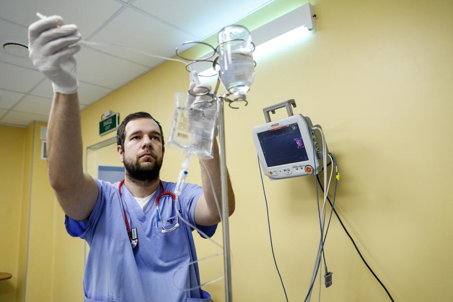 Гладко на бумаге: что не так с исполнением майского указа о зарплатах медиков