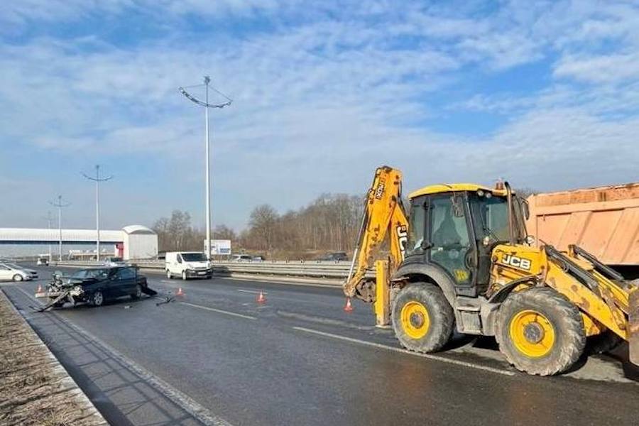 В конце Московского проспекта BMW разбился об экскаватор, пострадал пассажир (фото)