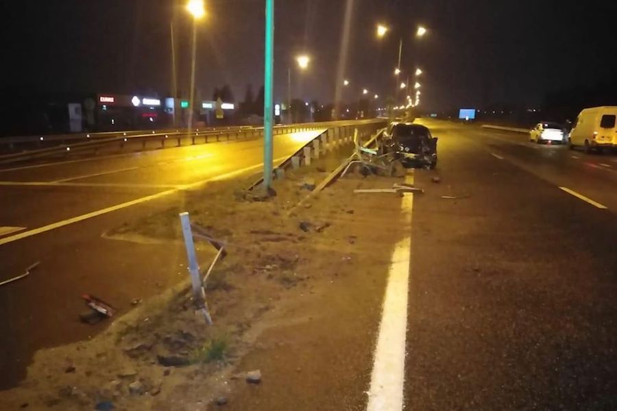 На черняховской трассе «БМВ» влетел в забор, пострадал водитель (фото)