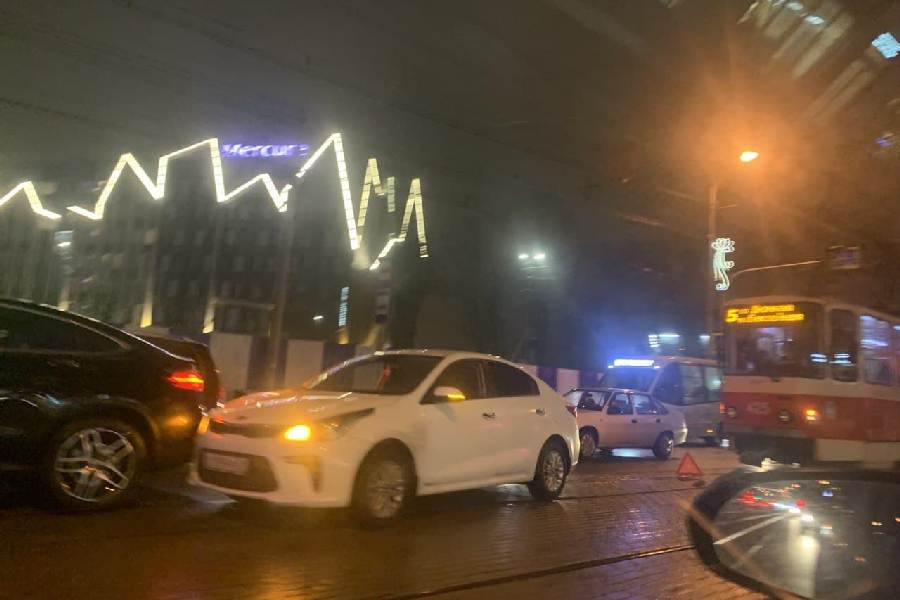 В Калининграде на ул. Черняховского на трамвайных путях произошло ДТП (фото)