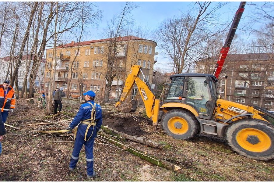 У входа в зоопарк образовался шестиметровый провал из-за прорыва коллектора (фото)