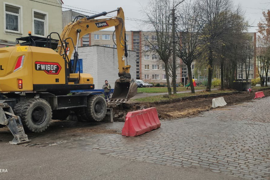 На одной из старейших улиц Советска брусчатку меняют на асфальт (фото)