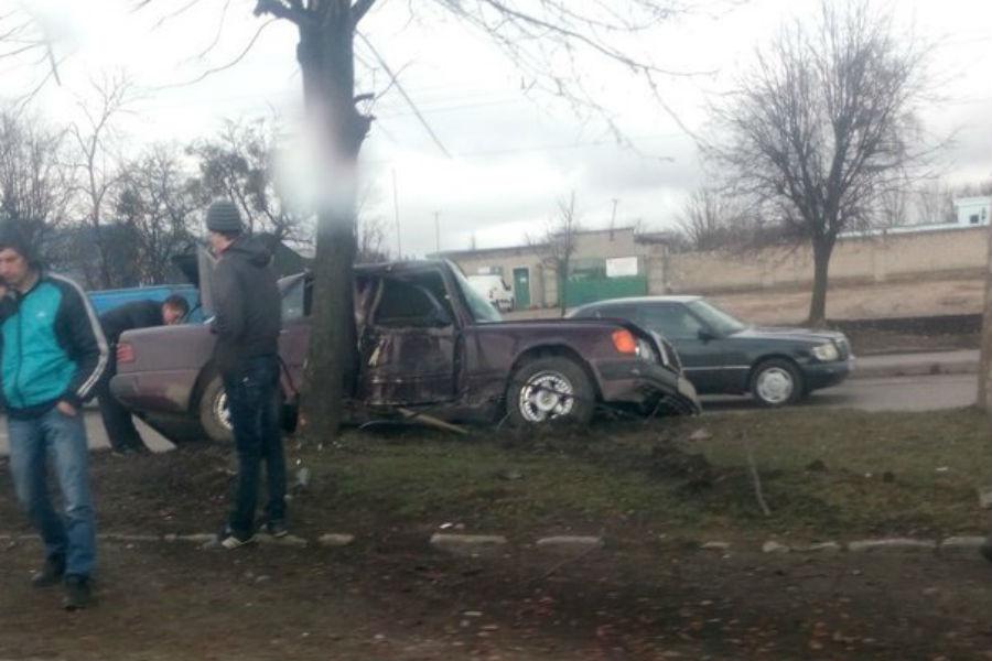 В Калининграде легковушка влетела в дерево после столкновения с микроавтобусом (фото)