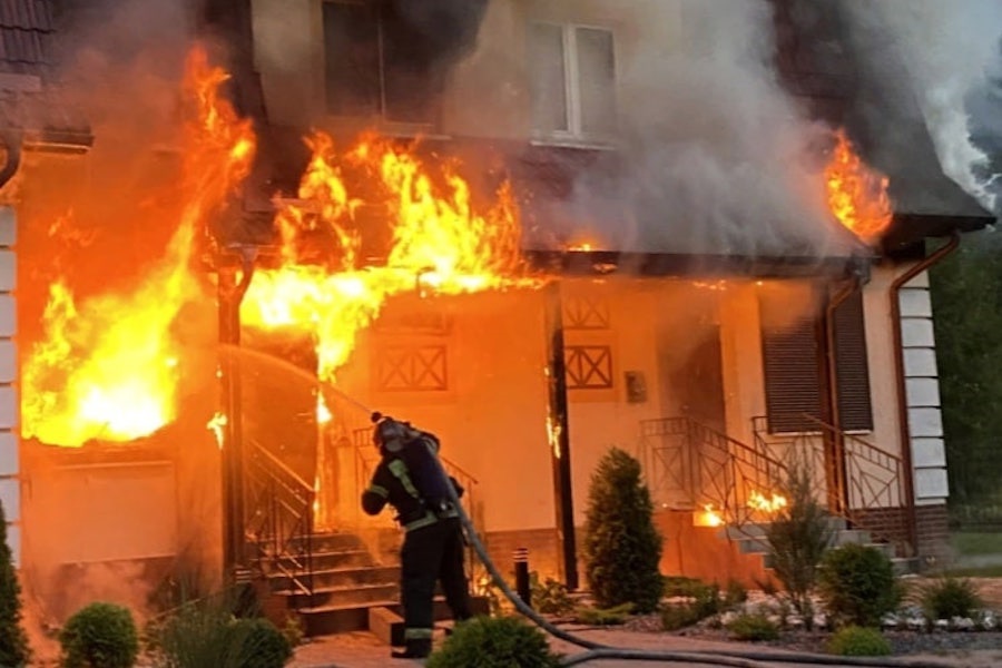  В МЧС уточнили подробности утреннего пожара в таунхаусе у парка Макса Ашманна (фото)
