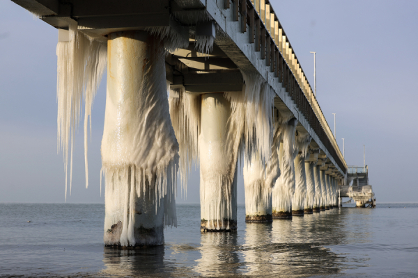 Мороз и море: как стихия украсила променад в Зеленоградске (фото)