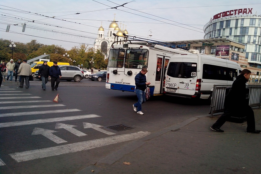 В центре Калининграда столкнулись маршрутка и троллейбус (фото)