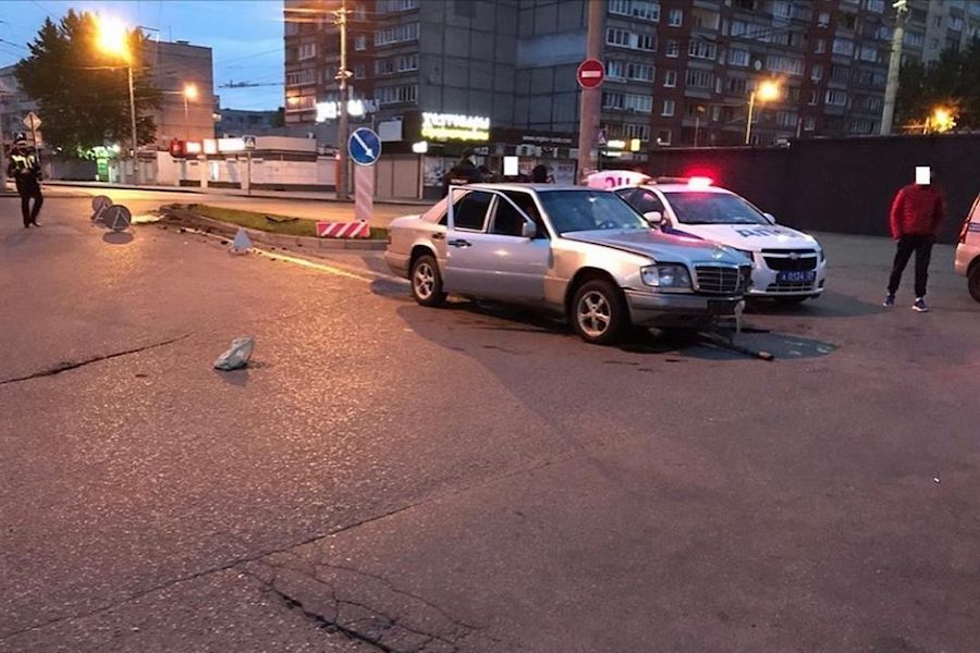 В Калининграде пьяный водитель врезался в ограждение, пострадал пассажир
