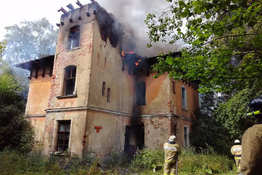 Прокуратура требует от властей Светлогорска сохранить пострадавшую в пожаре виллу