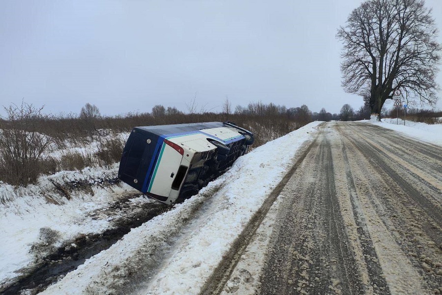 Рейсовый автобус с пассажирами перевернулся в кювет по дороге на Гусев (фото)