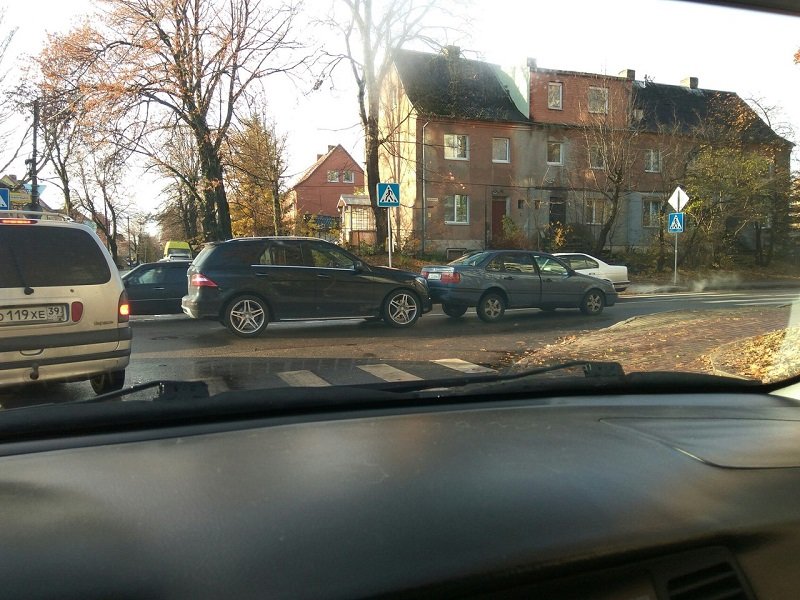 На перекрестке Островского и Колхозной возник затор из-за ДТП (фото)