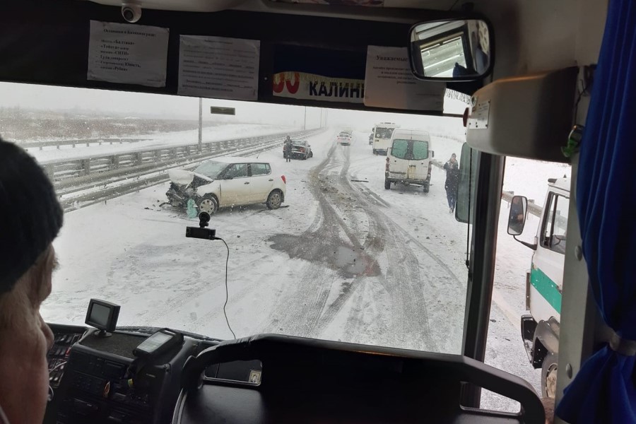 «Дорога — каток»: за Родниками «БМВ» устроила двойное ДТП, проезд затруднен (фото)