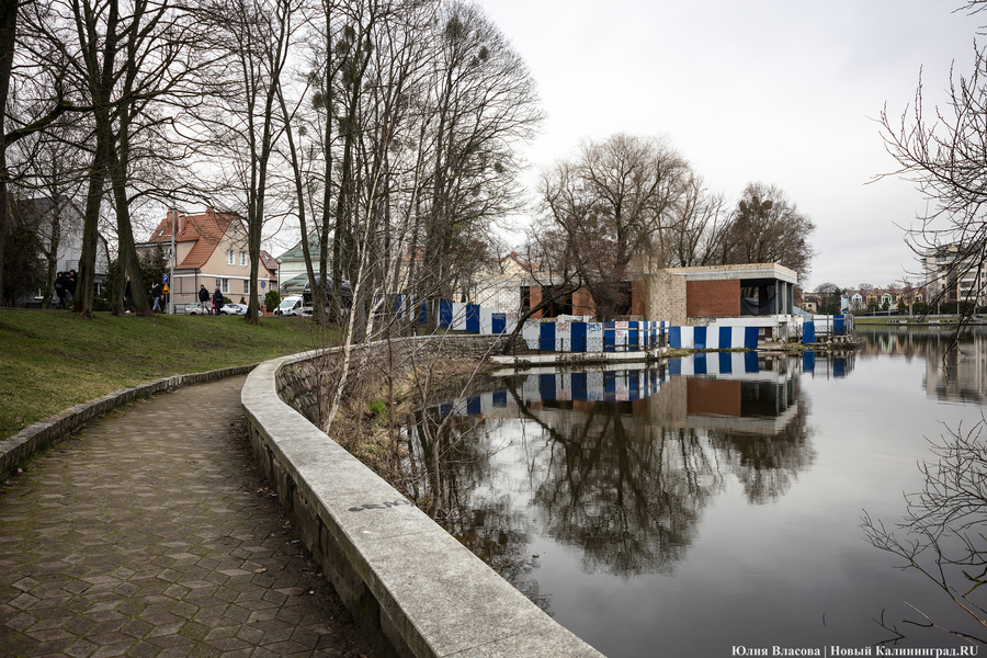 Власти полтора года не могут добиться сноса кафе «Причал» на Верхнем озере