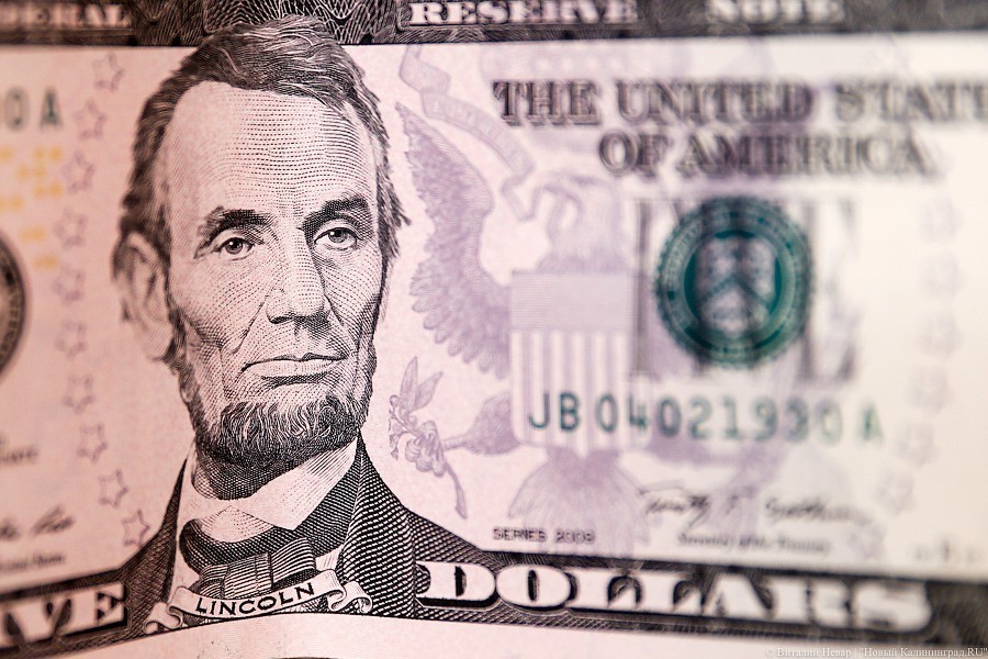 Цены на нефть на открытии торгов в понедельник вновь обвалились