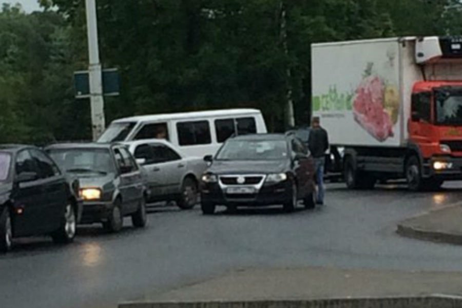 Из-за ДТП в районе перекрестка Суворова и Транспортной затруднен проезд (фото)