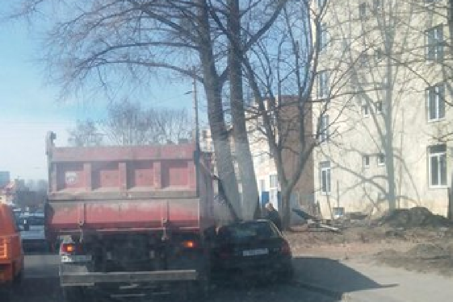 На проспекте Победы столкнулись самосвал и «Ауди», образовалась пробка (фото)