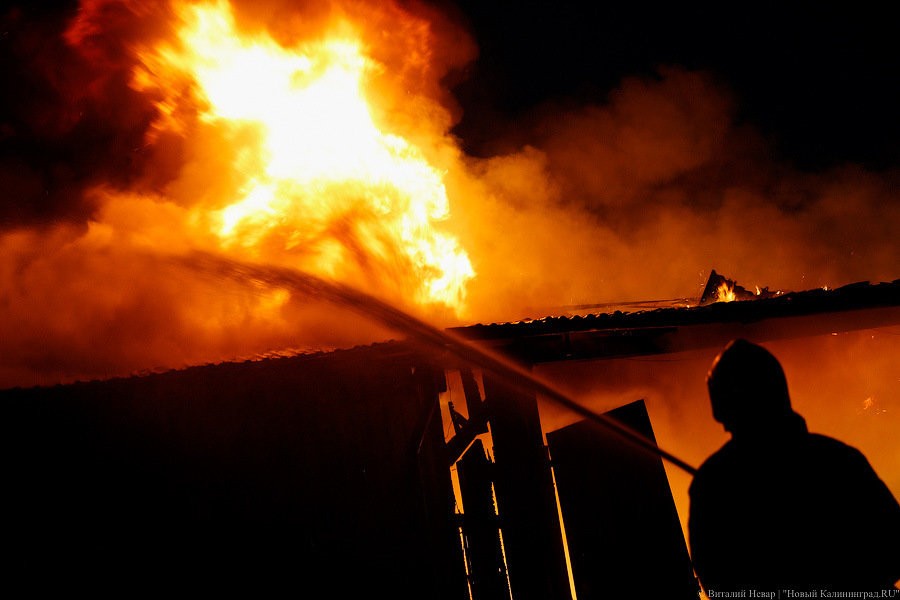 В Калининграде сгорел жилой дом, есть пострадавший