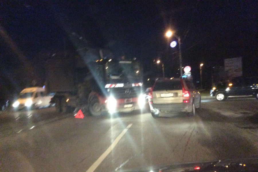 На Черняховского столкнулись грузовик и «Мерседес» (фото)