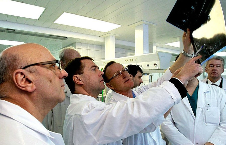 Дед жены Алиханова покинул пост директора НИИ им. Склифосовского